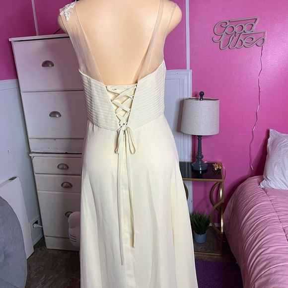 Elegant Cream Evening Gown - Picture 3 of 12